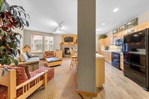 Televisión, chimenea, reproductor de DVD, mesa de ping pong