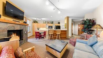 Televisión, chimenea, reproductor de DVD y tenis de mesa