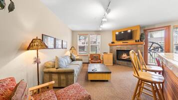 Televisión, chimenea, reproductor de DVD y tenis de mesa