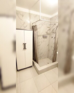 Dusche, Handtücher, Seife, Toilettenpapier