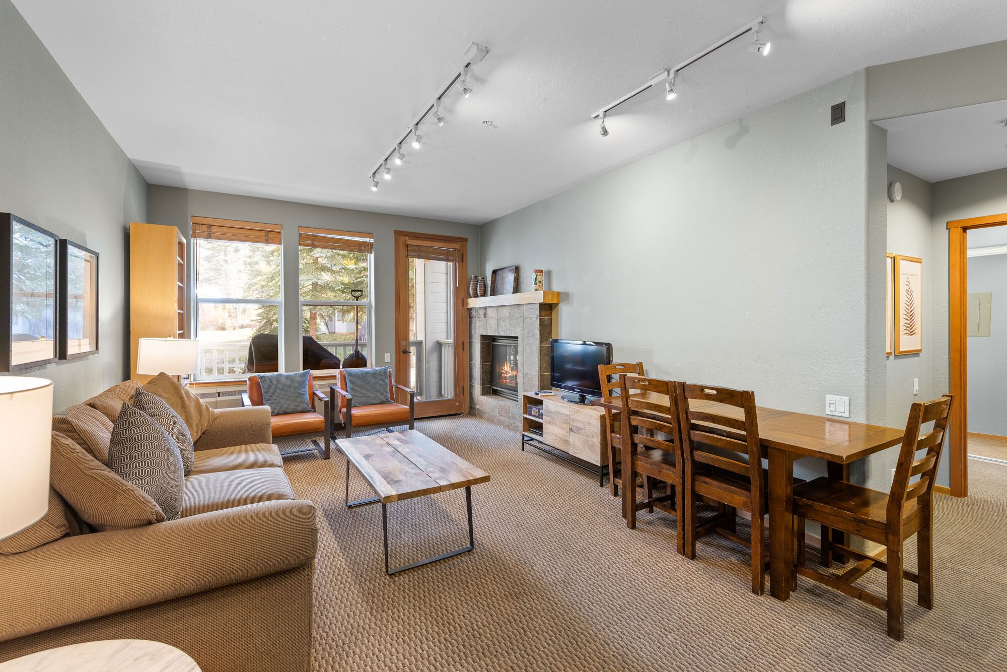 Fernseher, Kamin, DVD-Player, Tischtennisplatte