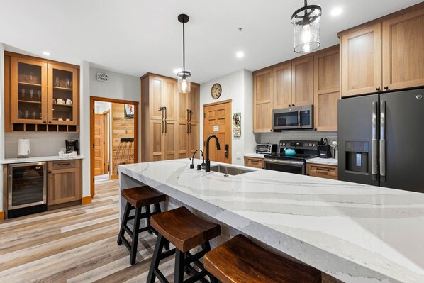 冷蔵庫、電子レンジ、オーブン、コンロ