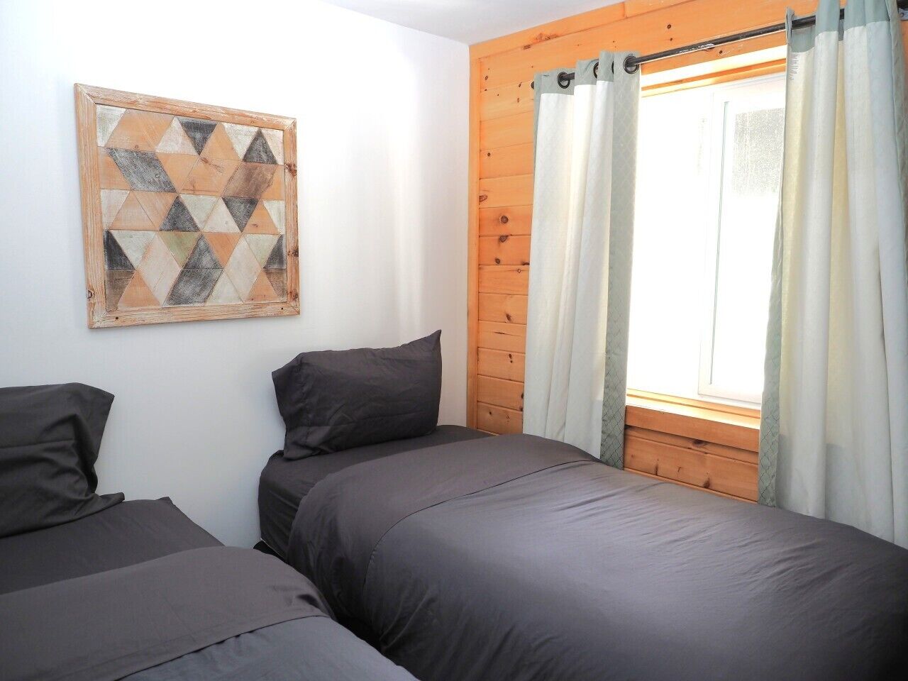 6 bedrooms, travel crib, WiFi, bed sheets