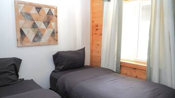 6 bedrooms, travel crib, WiFi, bed sheets