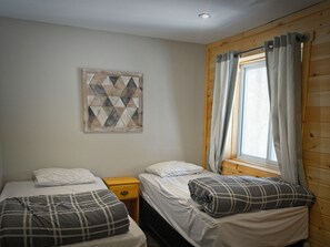 6 bedrooms, travel crib, WiFi, bed sheets