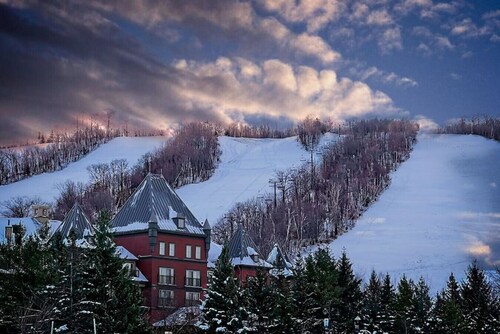  Spacious 6BR Chalet • Hot Tub • Mountain Views • Walk to Blue Mountain Village