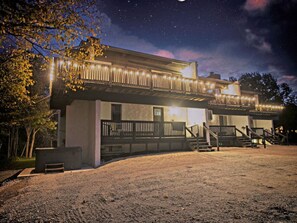 Exterior - Blue Mountain 6BR Chalet – Hot Tub, Renovated, Near Village Fun (The Blue Mountains)