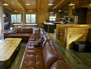 Smart TV, fireplace - Blue Mountain 6BR Chalet – Hot Tub, Renovated, Near Village Fun (The Blue Mountains)