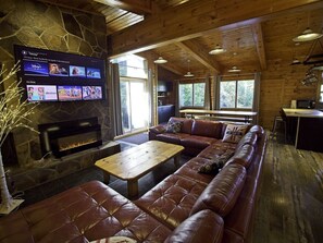 Smart TV, fireplace - Blue Mountain 6BR Chalet – Hot Tub, Renovated, Near Village Fun (The Blue Mountains)