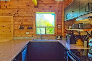 Fridge, microwave, oven, stovetop - Blue Mountain 6BR Chalet – Hot Tub, Renovated, Near Village Fun (The Blue Mountains)