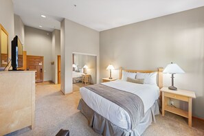 3 bedrooms, iron/ironing board, free WiFi, bed sheets - 815 | Spacious Slopeside 3BD/3BA steps from KT22 (Olympic Valley)