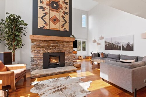 Luxury 2‑Level Mountain‑View Condo • Sauna • Jacuzzi • Walk to Village