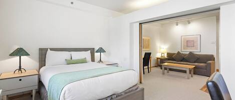 Bureau, fer et planche à repasser, Wi-Fi gratuit, draps fournis