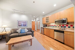 Fernseher, DVD-Player, Tischtennisplatte