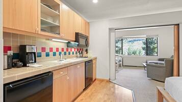 Kühlschrank, Mikrowelle, Herdplatte, Geschirrspüler