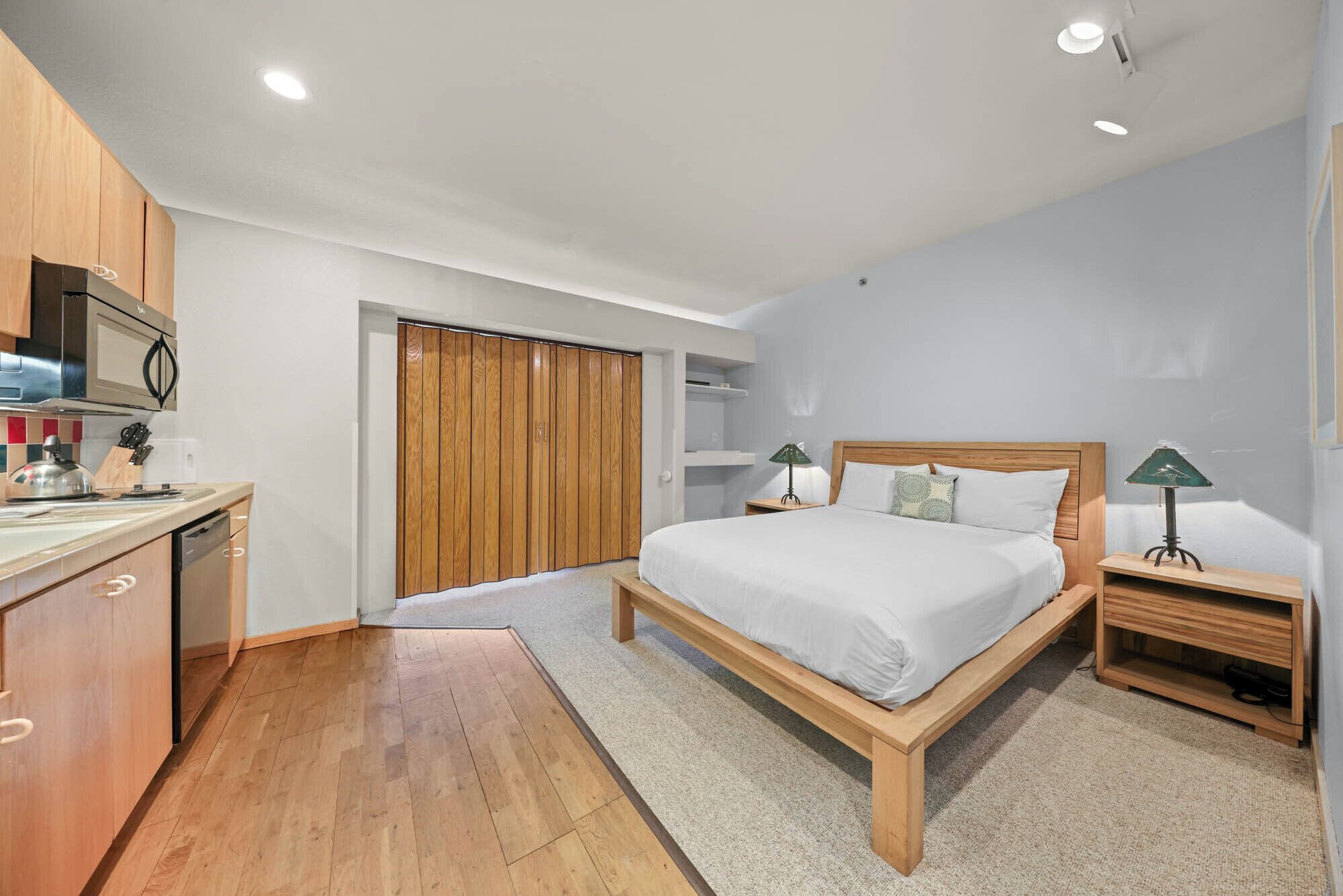 Iron/ironing board, free WiFi, bed sheets