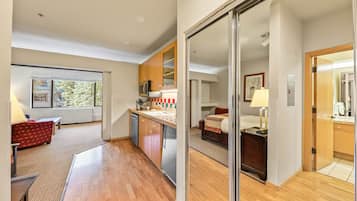 BĂŒgeleisen/BĂŒgelbrett, kostenloses WLAN, BettwĂ€sche