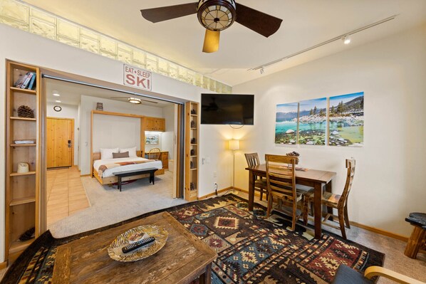 Escritorio, tabla de planchar con plancha, wifi gratis y ropa de cama