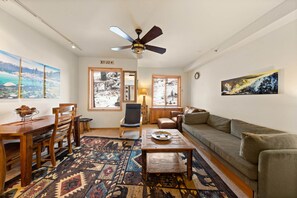 Fernseher, DVD-Player, Tischtennisplatte