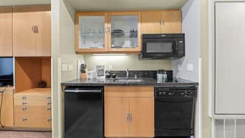 Fridge, microwave, stovetop, dishwasher