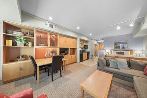 Tv, dvd-spelare och ett bordtennisbord