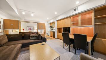 Tv, dvd-spelare och ett bordtennisbord