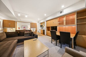 Télévision, lecteur de DVD, table de tennis de table