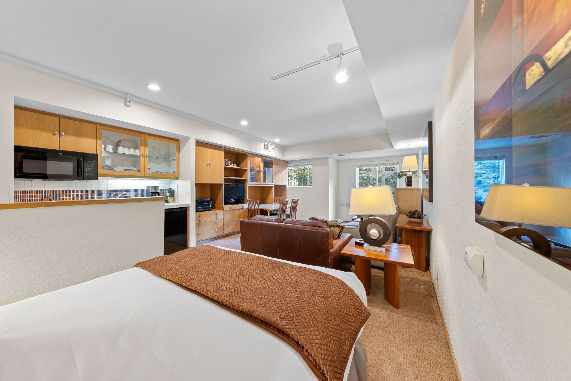 Iron/ironing board, free WiFi, bed sheets