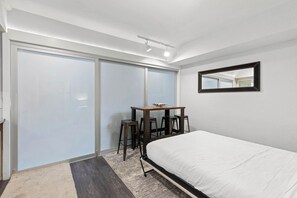 Fer et planche à repasser, Wi-Fi gratuit, draps fournis