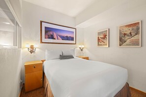 Tabla de planchar con plancha, wifi gratis, ropa de cama