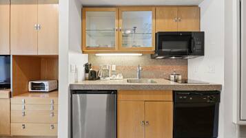 Fridge, microwave, stovetop, dishwasher