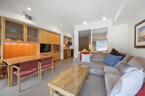 Fernseher, DVD-Player, Tischtennisplatte