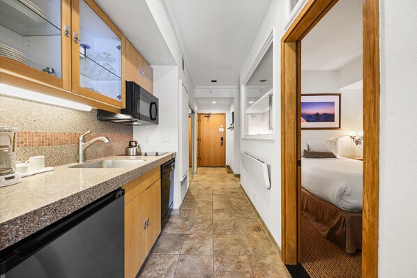 Tabla de planchar con plancha, wifi gratis y ropa de cama 