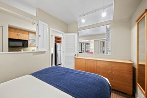 Tabla de planchar con plancha, wifi gratis y ropa de cama 