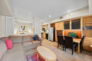 Televisión, reproductor de DVD, mesa de ping pong