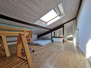 3 habitaciones, tabla de planchar con plancha y ropa de cama 