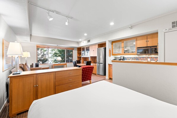 Iron/ironing board, free WiFi, bed sheets