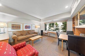 Televisor, reproductor de DVD i taula de tennis de taula 