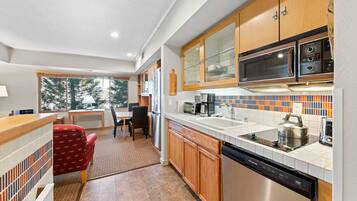 Réfrigérateur, micro-ondes, plaque de cuisson, lave-vaisselle