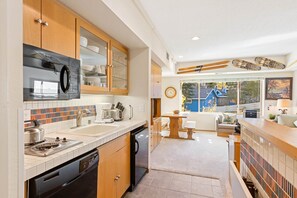 Réfrigérateur, micro-ondes, plaque de cuisson, lave-vaisselle