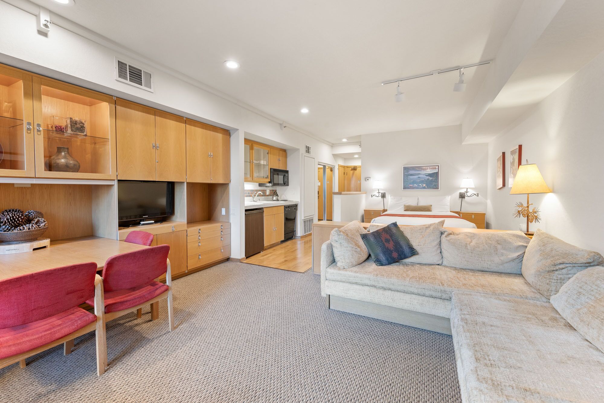 Fernseher, DVD-Player, Tischtennisplatte