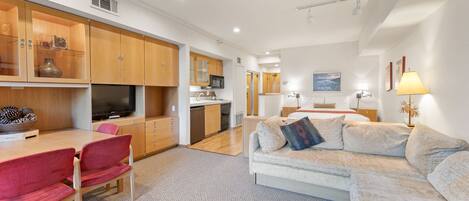 Fernseher, DVD-Player, Tischtennisplatte