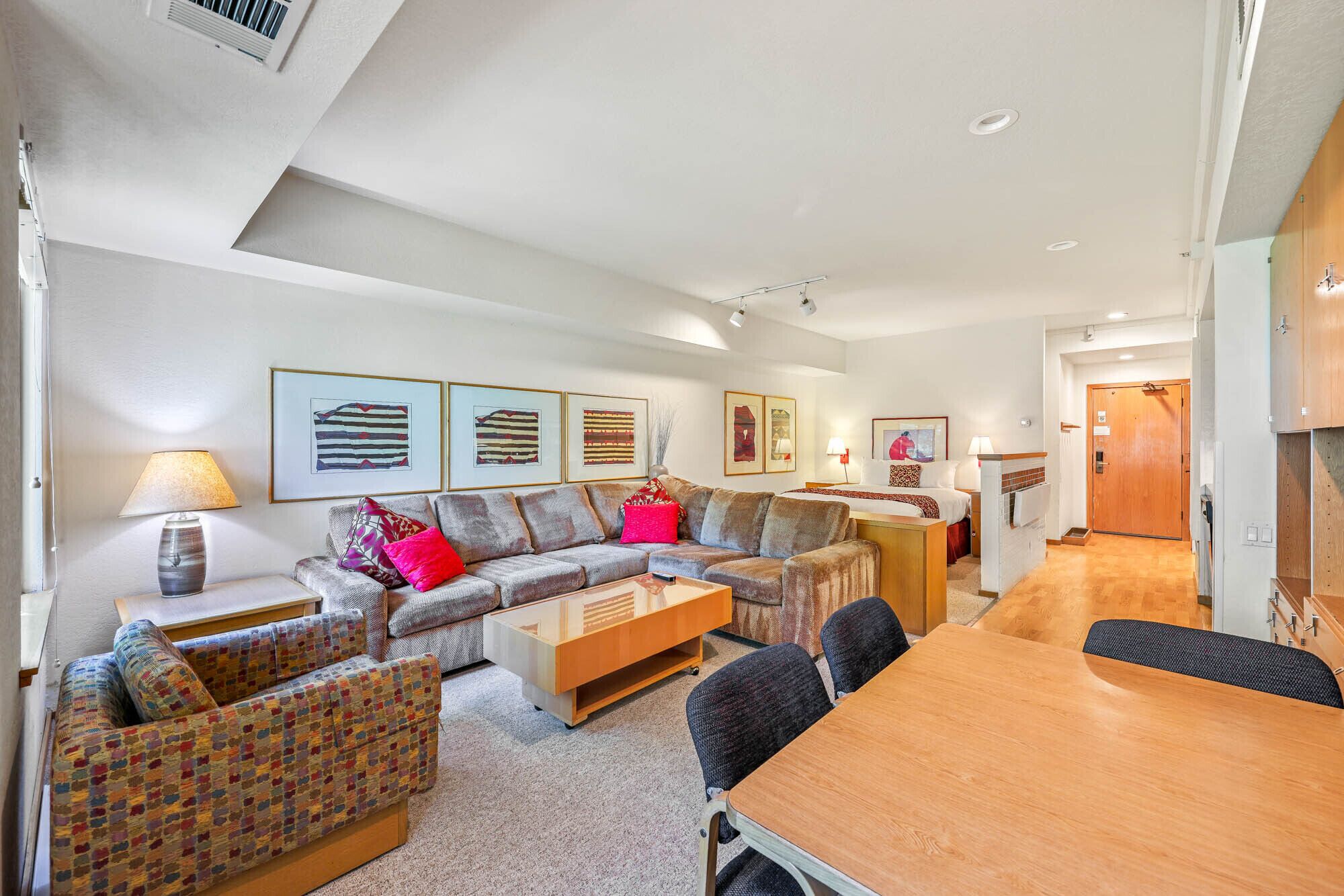 NEW LISTING!! Palisades Tahoe Lodge Studio, Ski-in/Ski-out #204