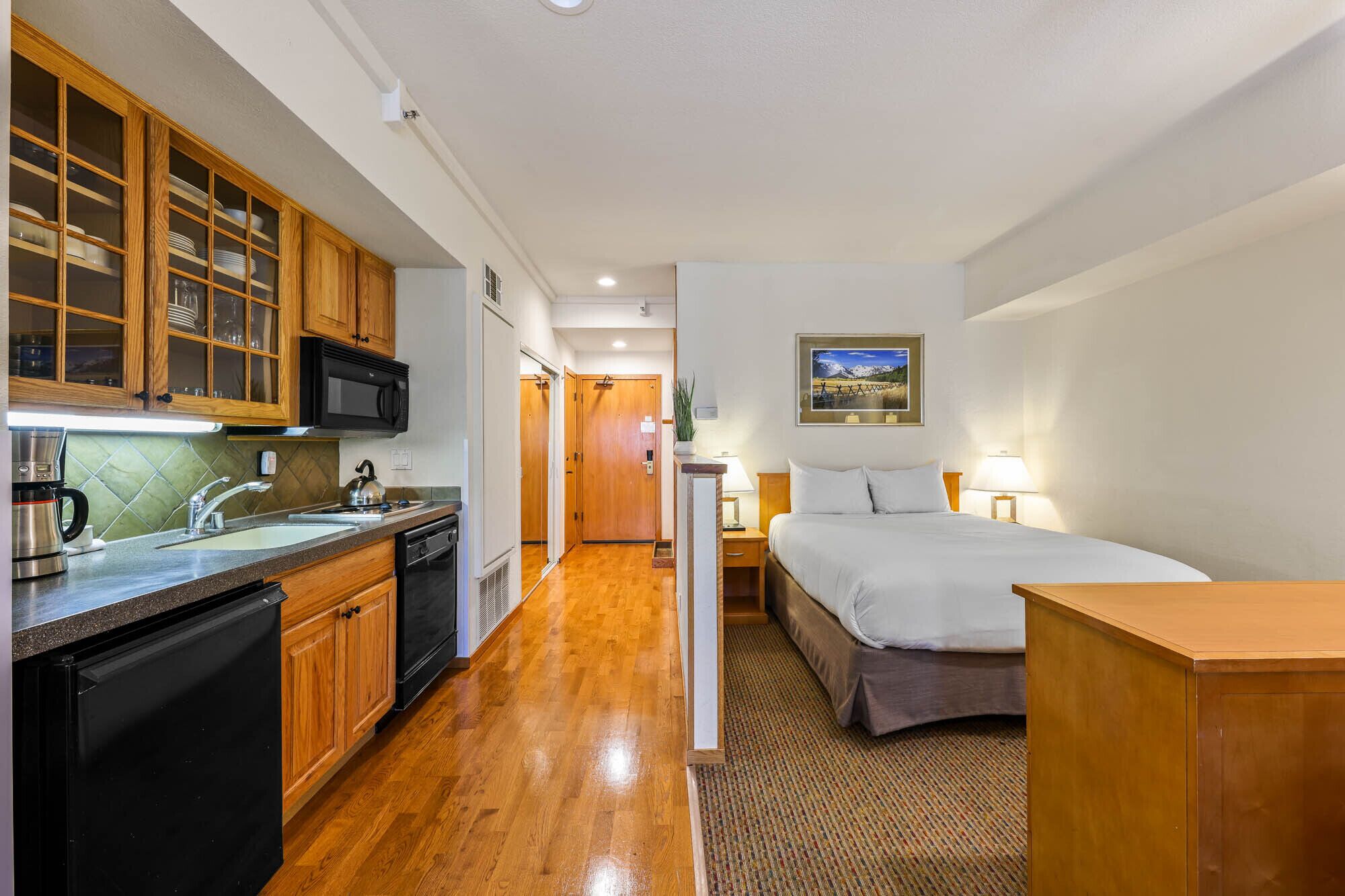 Silitysrauta/-lauta, ilmainen Wi-Fi, vuodevaatteet