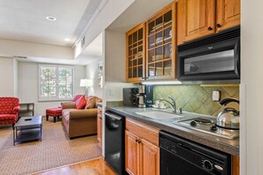 Kylskåp, mikrovågsugn, spishäll och diskmaskin