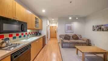 Fridge, microwave, stovetop, dishwasher