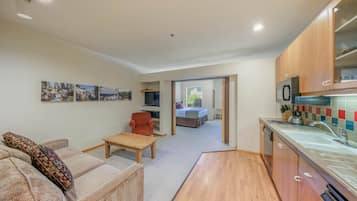 Tabla de planchar con plancha, wifi gratis y ropa de cama