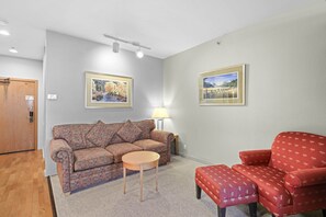 Fernseher, DVD-Player, Tischtennisplatte