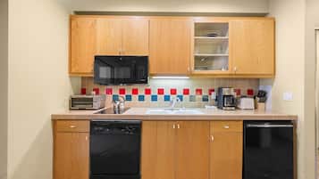 Jääkaappi, mikroaaltouuni, liesi, astianpesukone