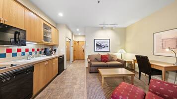 TV, lettore DVD, tavolo da ping pong